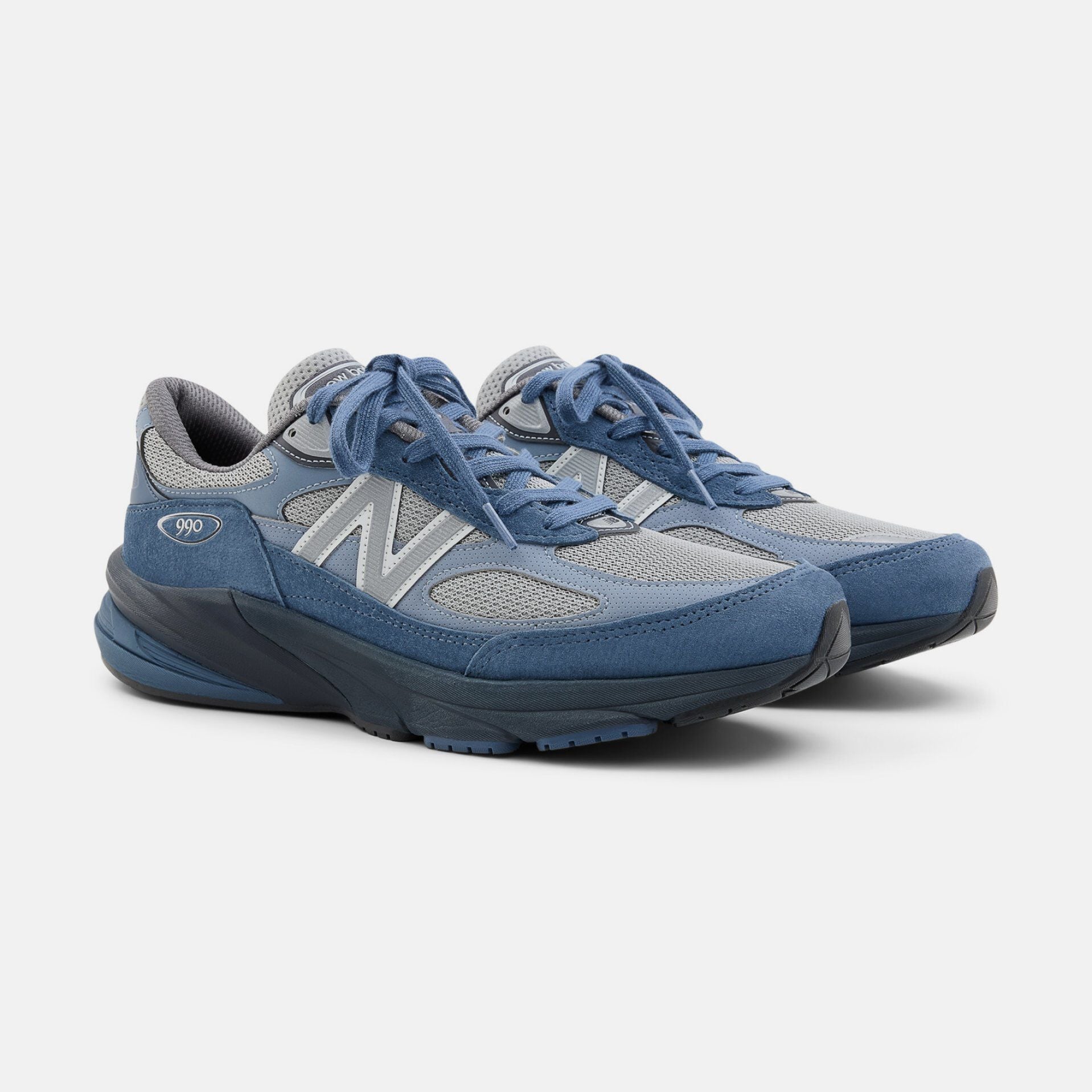 Unisex 990 shoes.