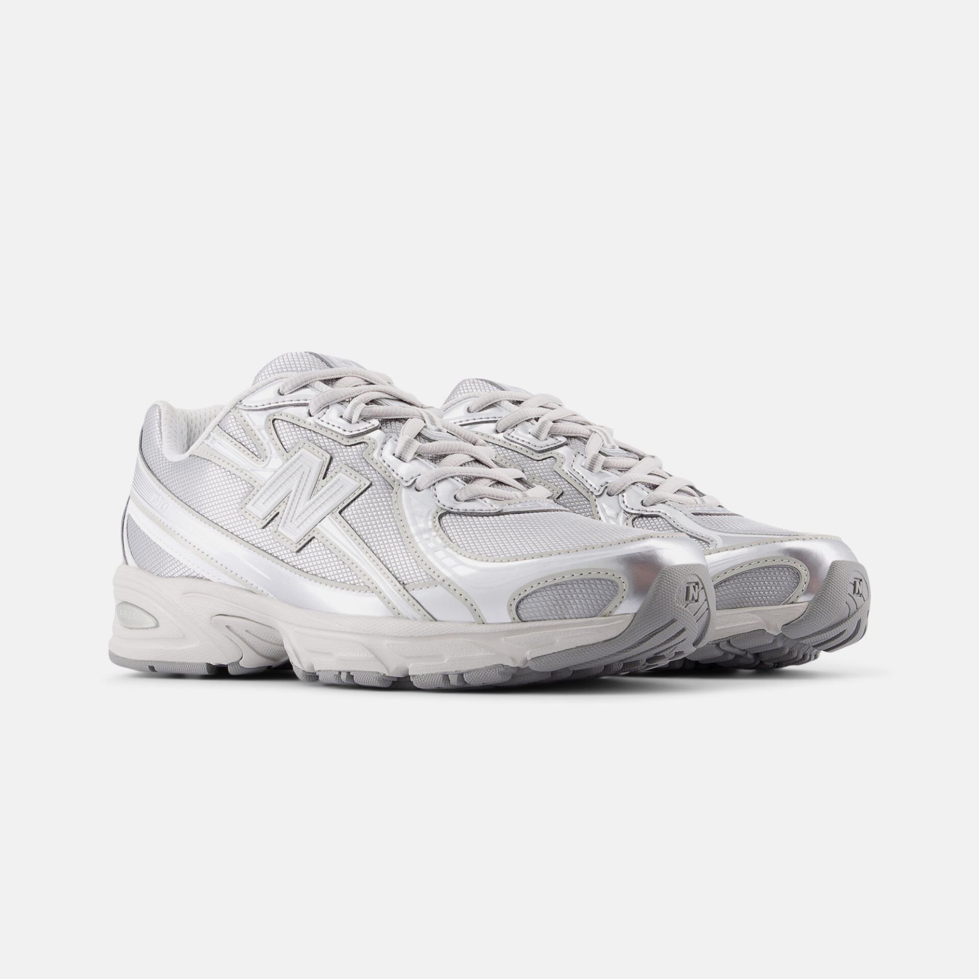 Unisex 740 in white